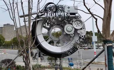 不锈钢景观地标雕塑在城市广场设计中的应用与美学探析